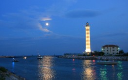 Una passeggiata fino al suggestivo Faro di Jesolo (ph. Digital Photo S.G.)