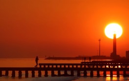 Un tramonto rosso sulla spiaggia di Jesolo Lido (ph. Digital Photo S.G.)
